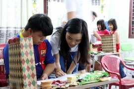 Des jeunes Viet Kieu découvrent la beauté du vieux quartier de Hoi An
