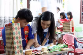 Des jeunes Viet Kieu découvrent la beauté du vieux quartier de Hoi An