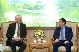Le vice-PM Vuong Dinh Hue reçoit le président du groupe allemand TalanxAG