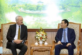 Le vice-PM Vuong Dinh Hue reçoit le président du groupe allemand TalanxAG