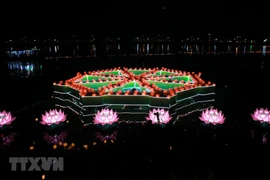 Fête de lanternes flottantes sur le fleuve des Parfums à Huê