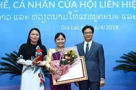Des distinctions honorifiques remises à des femmes vietnamiennes et laotiennes