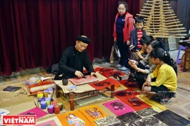 Des peintures folkloriques vietnamiennes à une exposition à Hanoi
