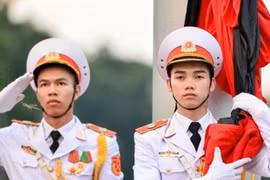 Cérémonie de hissement du drapeau en berne en mémoire du président Trân Dai Quang