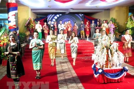 Des étudiants laotiens à Thua Thien-Hue célèbrent la fête Bunpimay