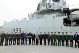 Le navire HMS Entreprise de la Marine royale britannique au port de Tan Vu (Hai Phong)