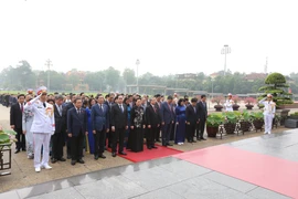 Des députés de l'Assemblée nationale rendent hommage au Président Hô Chi Minh