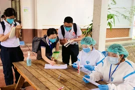 COVID-19: Laos exhorte les gens à se faire vacciner et Thaïlande s'efforce de produire le vaccin