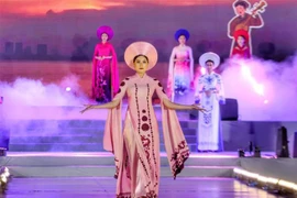 La tunique traditionnelle parade pour stimuler le tourisme à Hanoi