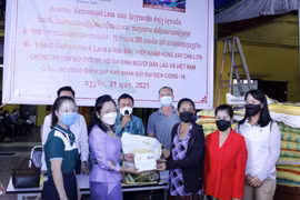 Les Vietnamiens au Laos s'entraident pour surmonter les difficultés dues au COVID-19