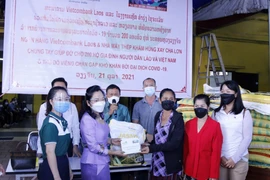 Les Vietnamiens au Laos s'entraident pour surmonter les difficultés dues au COVID-19