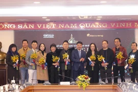 Le chanteur Tung Duong remporte une grande victoire lors des 16e Prix "Cống hiến"
