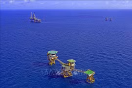 Vietsovpetro salue le premier flux de pétrole de la plate-forme d'exploitation Ca Tam 2