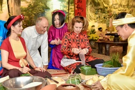 Des amis internationaux apprécient l'expérience du Têt vietnamien