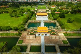 Thua Thien-Hue: exploration aérienne des tombeaux impériaux 