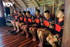 Quand les joueurs de gongs Ede s'adaptent à la vie moderne