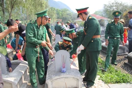 Thanh Hoa : Inhumation de restes de 20 soldats volontaires et experts vietnamiens tombés au Laos