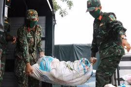 COVID-19: L'armée fournit des biens essentiels aux personnes dans le besoin à Ho Chi Minh-Ville