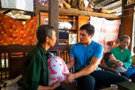 Un enseignant américain et son voyage d’allumer des bougies au Vietnam