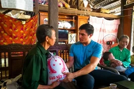 Un enseignant américain et son voyage d’allumer des bougies au Vietnam
