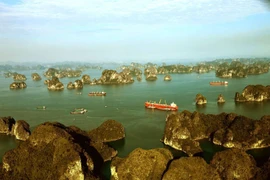Coucher de soleil en baie d'Ha Long vu d'un hydravion