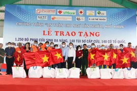 Binh Thuan: remise de drapeaux nationaux et de gilets de sauvetage à des pêcheurs défavorisés