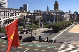 Drapeau vietnamien hissé à San Francisco (États-Unis) à l'occasion de la Fête nationale