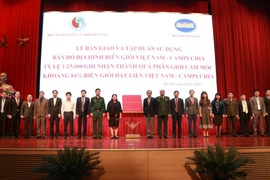 Remise de la carte topographique de la frontière Vietnam-Cambodge aux organes concernés