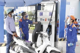 Le prix de l'essence atteint près de 30.000 dongs le litre