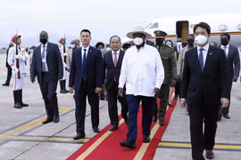 Le président ougandais entame sa visite officielle au Vietnam