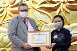 L’insigne « Pour la paix, l’amitié entre les peuples » à l’ambassadeur de Finlande au Vietnam