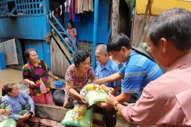 Aide d'urgence aux personnes d'origine vietnamienne touchées par des inondations au Cambodge