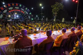 Les bouddhistes portent des masques en célébrant la fête Vu Lan à la pagode Ninh Tao (Ha Nam)