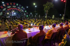 Les bouddhistes portent des masques en célébrant la fête Vu Lan à la pagode Ninh Tao (Ha Nam)