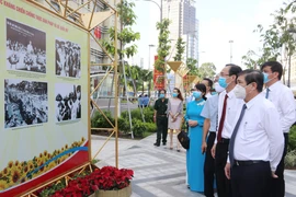 HCM-Ville : exposition de photos pour marquer la Révolution d'Août et la Fête nationale