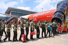 Vietjet Air transporte près de 1.000 policiers pour soutenir la lutte contre le COVID-19 à HCM-Ville