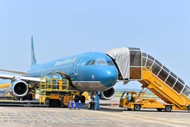 COVID-19: Un vol de "passeport vaccinal" atterrit à l'aéroport international de Van Don (Quang Ninh)