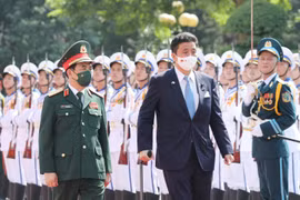 Le ministre japonais de la Défense en visite officielle au Vietnam
