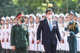 Le ministre japonais de la Défense en visite officielle au Vietnam