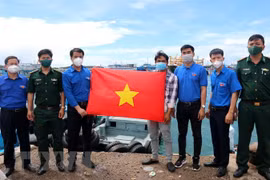 Binh Thuan: remise de drapeaux nationaux aux pêcheurs du district insulaire de Phu Quy