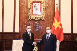L'ambassadeur du Chili impressionné par la beauté du Têt traditionnel vietnamien