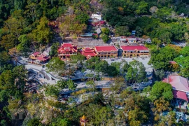 Le site touristique national de la montagne Ba Den ("Femme noire") vu d'en haut