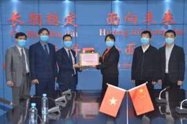 COVID-19 : La ville de Mong Cai accorde une aide en matériel médical à la ville de Dongxing (Chine)