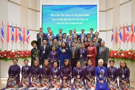 La vice-présidente Vo Thi Anh Xuan rencontre des Vietnamiens en Thaïlande
