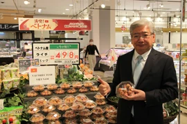 Le directeur régional de AEON pour l’ASEAN apprécie la qualité du litchi «thieu» du Vietnam