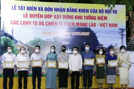 Certificats de mérite remis aux vietnamiens ayant contribué aux activités caritatives au Laos