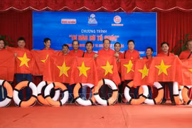 Dons spéciaux en drapeaux nationaux aux habitants et soldats à Ninh Thuân