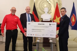 COVID-19: Deux entreprises allemagnes offre des équipements médicaux au Vietnam