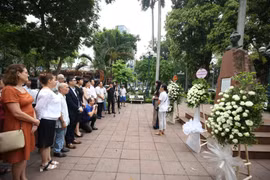 Cérémonie d'offrande de fleurs au Héros national cubain José Martí à Hanoï 