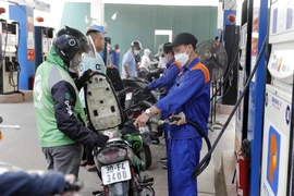 Le prix de l'essence en hausse de plus de 500 dongs le litre